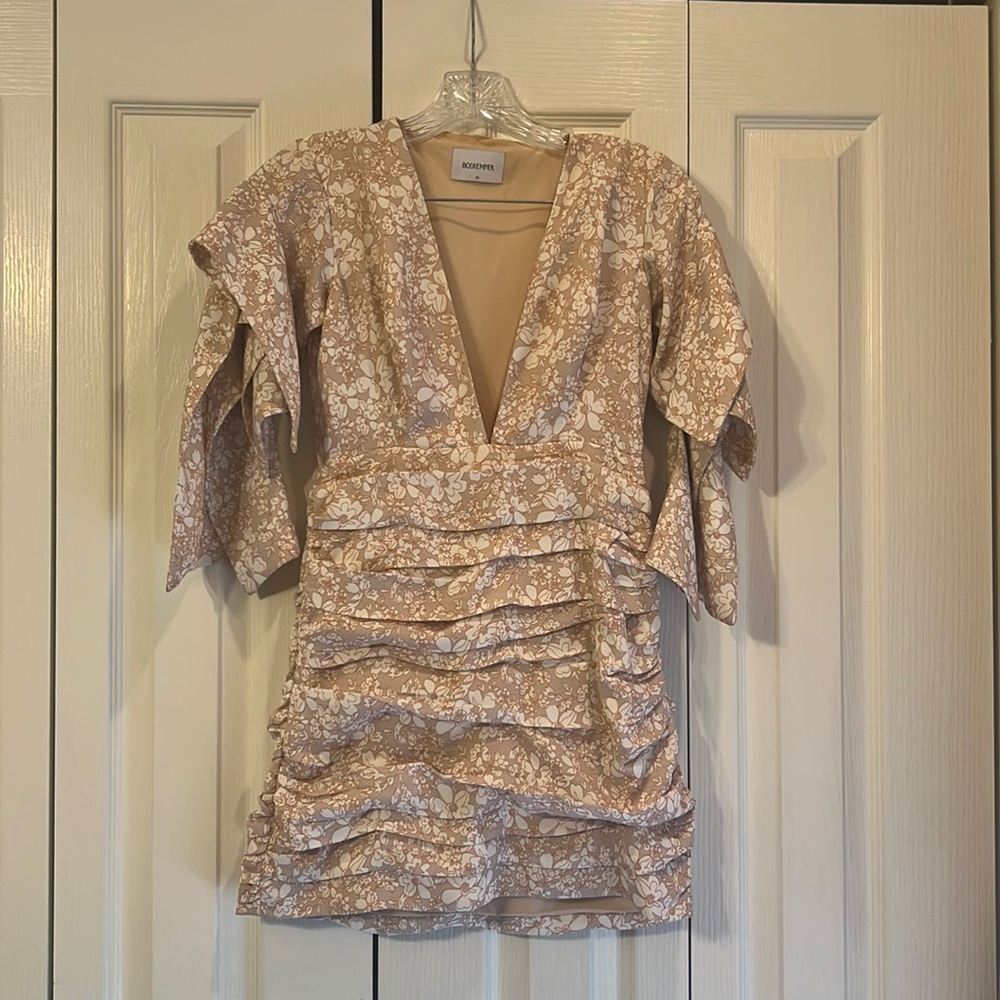 Boskemper XS mini dress, low cut front, beautiful arm detail. Floral print.